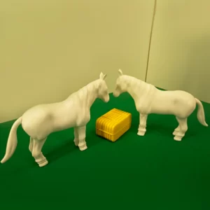 Dois Cavalos grandes com feno