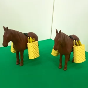 Dois cavalos pequenos com cesto