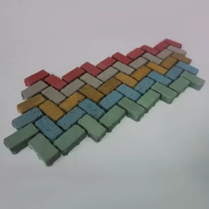 Cento e sessenta pisos intertravados com cinco cores